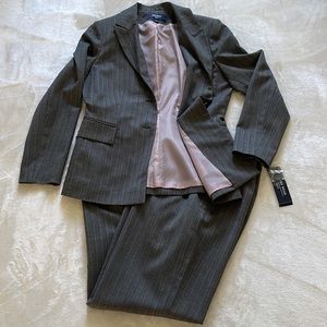NWT Ladies Jones Wear Gray and Pink pinstriped Suit - Size 8